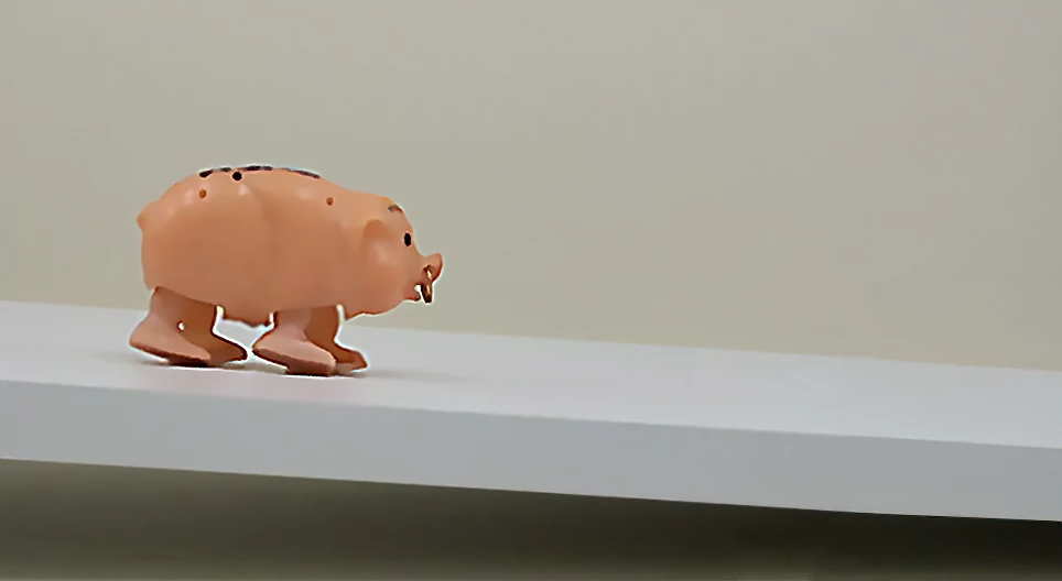 坂道を歩くおもちゃの人形の動き