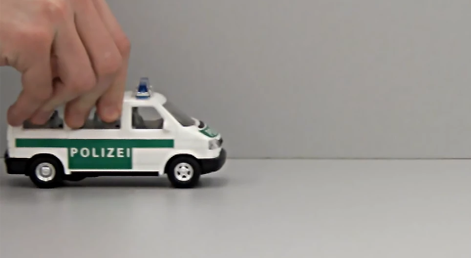 おもちゃの車の動き