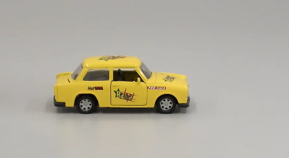 おもちゃの車の加速