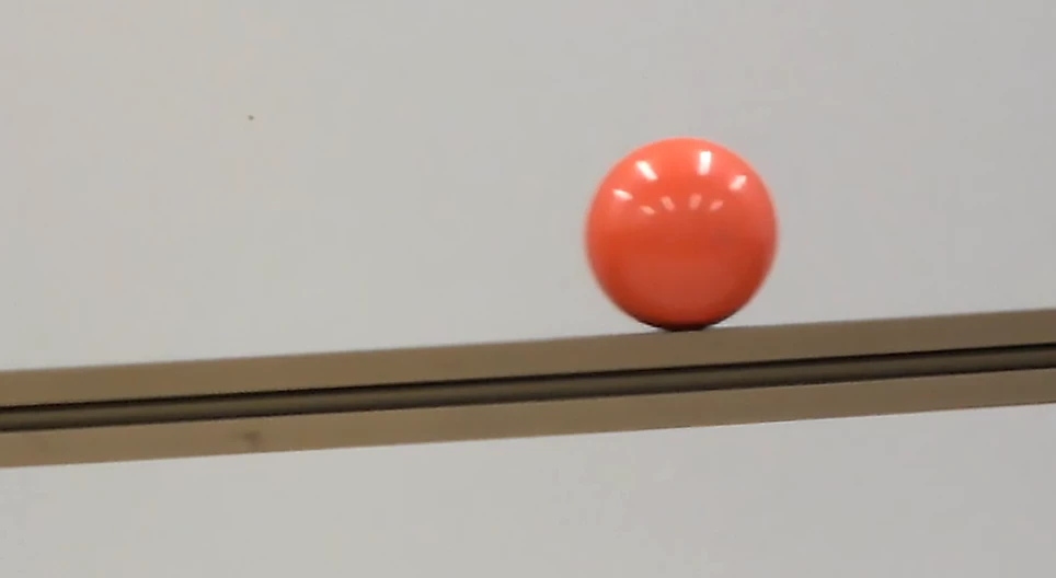 坂を転がるボール