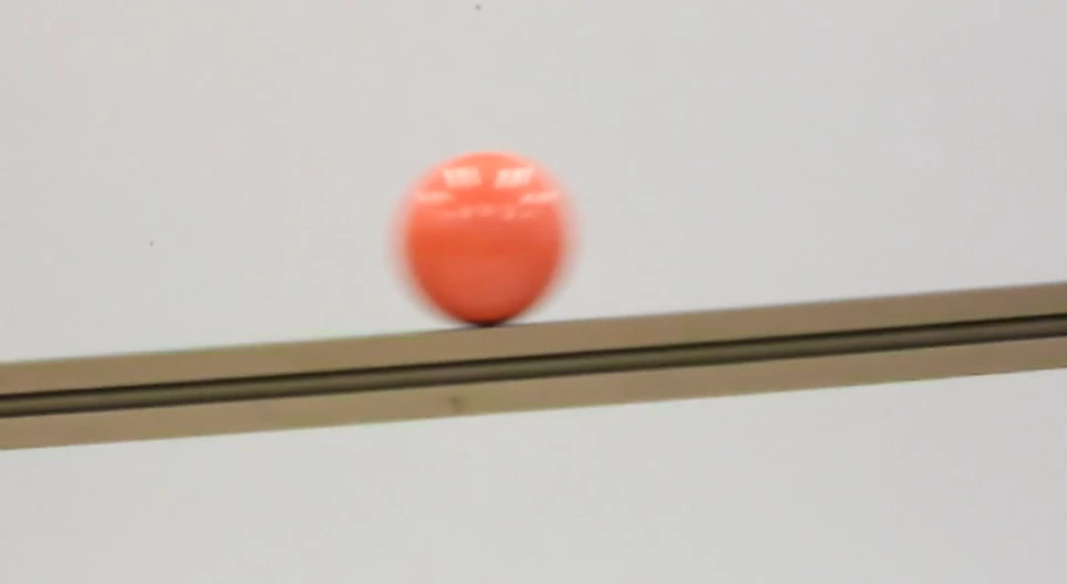 坂道を転がるボール