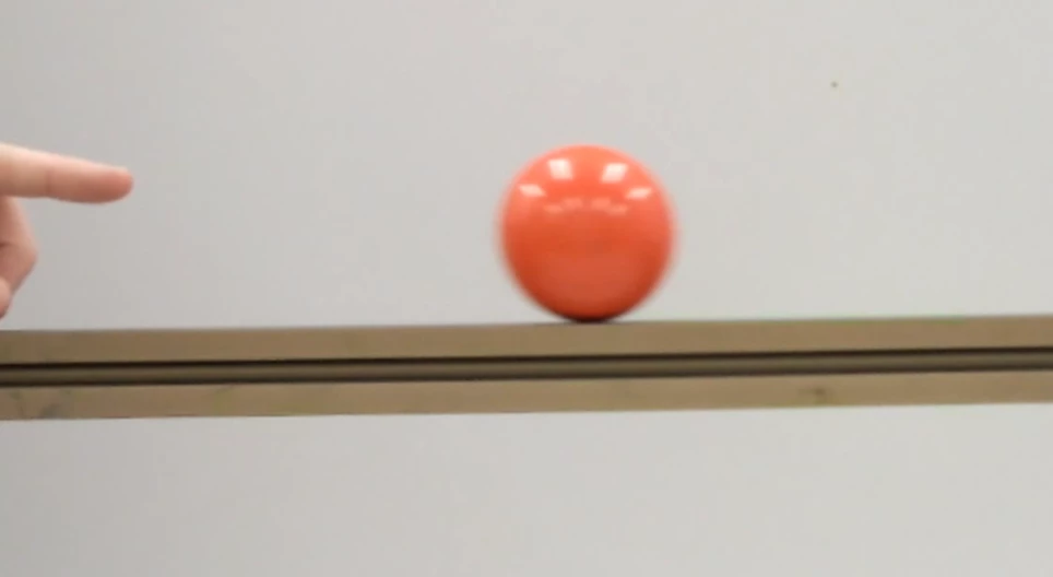 坂道で最初は上に向かって動くボール