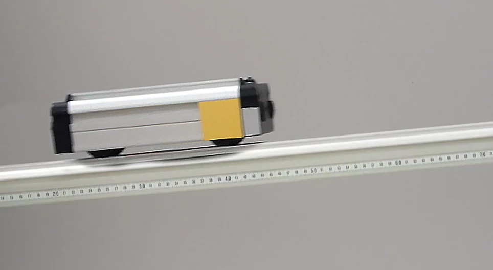 坂道で最初は上に向かって動く小型車