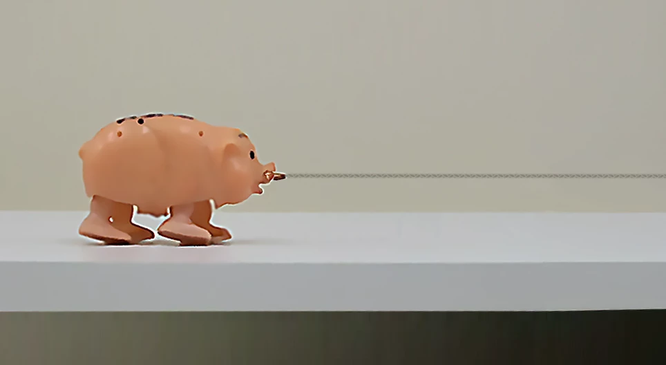 歩行するおもちゃの人形の動き