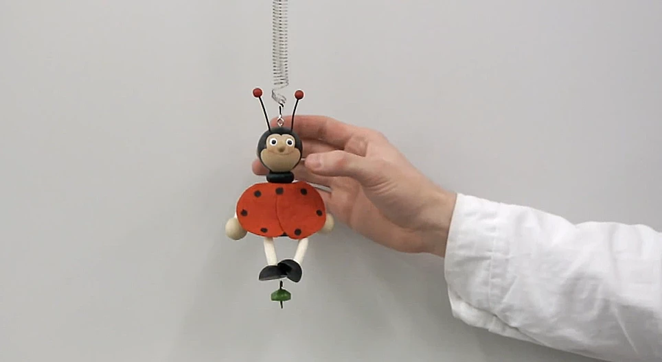 ばねに吊るしたおもちゃの振動の質量依存性