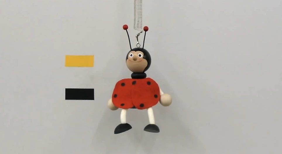 ばねで振動するおもちゃの振動周期の振幅依存性