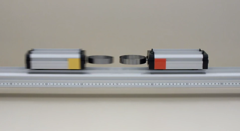 同じ質量の小型車の弾性衝突 I