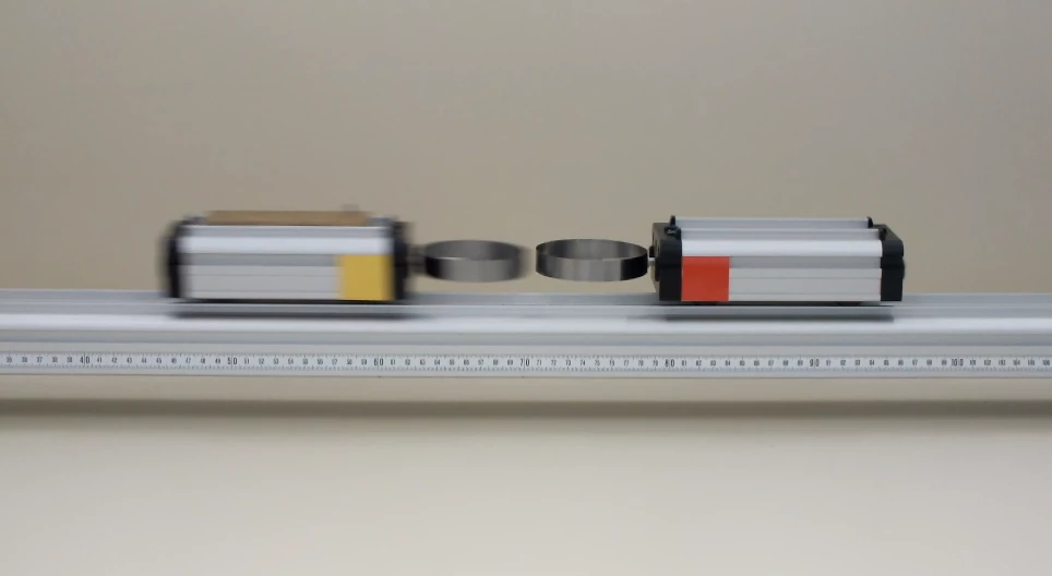 異なる質量の小型車の弾性衝突 I