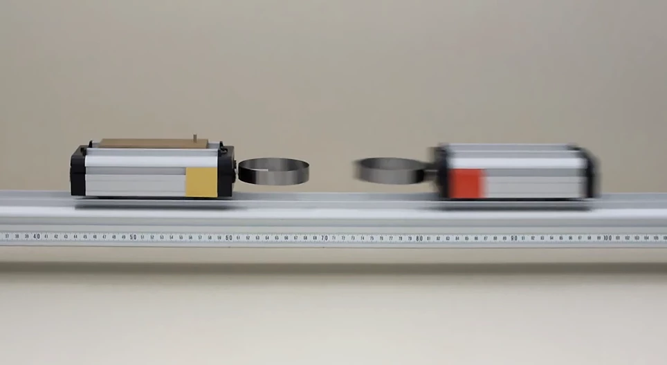 異なる質量の小型車の弾性衝突 III