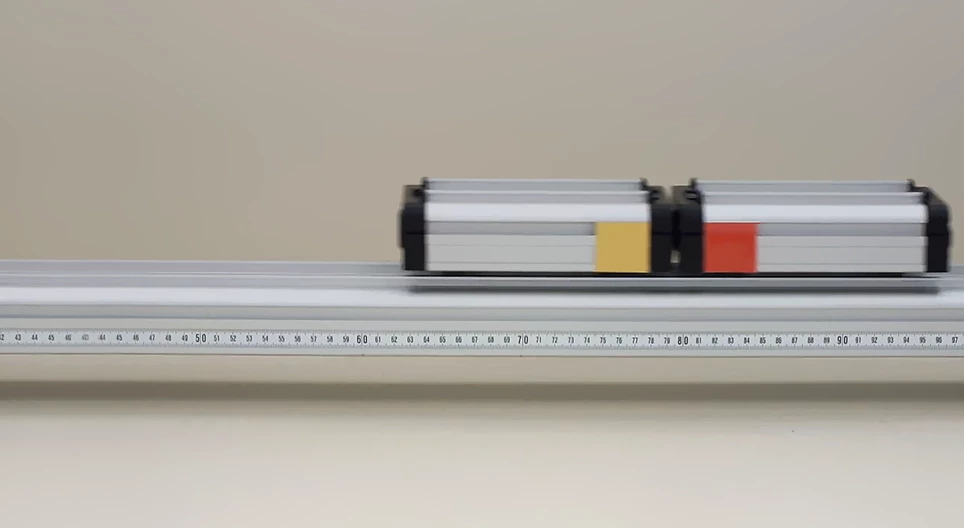 同じ質量の小型車の非弾性衝突