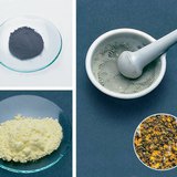 铁粉（上），硫粉末（下），和它们的混合物（右）