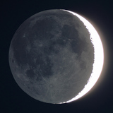 月球被地球反射的光照亮的背面