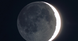 月球被地球反射的光照亮的背面