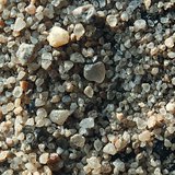 通过放大镜观察的沙粒