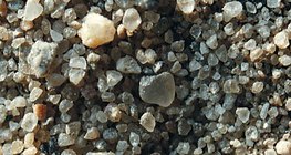 通过放大镜观察的沙粒