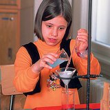 进行实验的女学生