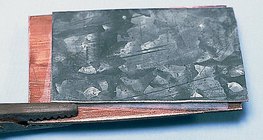 與電解質連接的鋅板和銅板