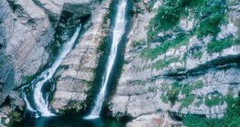 斯洛文尼亚萨瓦河上的岩溶泉