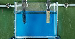硫酸銅（CuSO4）の水溶液からの銅は、カソード上に析出する