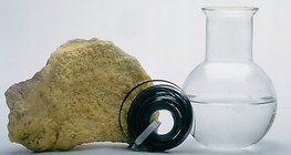 硫，镁和蒸馏水是纯化学物质