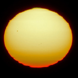 太阳表面的太阳黑子上是由于折射扭曲形成的