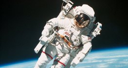 以地球为背景的宇航员