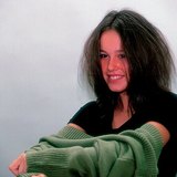 毛衣的电荷与我们的头发时相反的