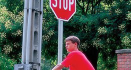 红绿灯的颜色鲜艳有警告作用