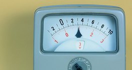 銅と亜鉛板が希硫酸中に置かれている場合、銅板と亜鉛板の間の電圧を測定することができます。