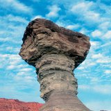 沙漠中的蘑菇状岩石