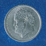 刻在希腊硬币上的古希腊哲学家德谟克利特