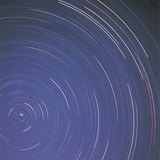 北极周围的可观察到的行星的运动