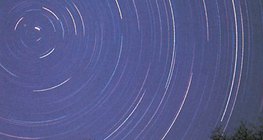 北極周圍的可觀察到的行星的運動