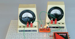電気は、電源の電場によって生成される