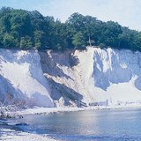 可以从远处看到的吕根岛的白粉笔悬崖