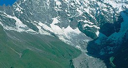 喜马拉雅山上海拔7234米高的蓝塘里壤峰上的冰川流