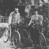 皮埃尔·居里（1859年-1906年）和他的妻子玛丽·居里（1867年-1934年）