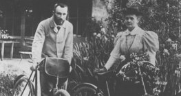 皮埃尔·居里（1859年-1906年）和他的妻子玛丽·居里（1867年-1934年）