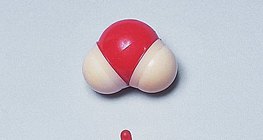 水分子的空间填充以及球和棒的模型