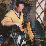 今天的马具工人，在实践者一个古老的行业。