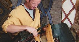 今天的马具工人，在实践者一个古老的行业。