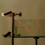 在空气和水中以及在水和玻璃之间的折射与激光反射