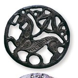 Áttört bronzkorong (Aldebrõ, felül) és hajfonatkorong (aranyozott ezüst, Anarcs)