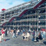 巴黎蓬皮杜艺术中心门前熙熙攘攘的人群