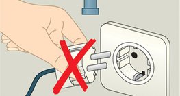 不要同时触摸电子设备和接地物件