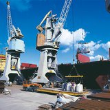 格但斯克港的用于装载的大型起重机