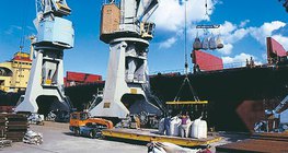 格但斯克港的用於裝載的大型起重機