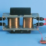 変圧器が回路に接続されている