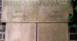 在格林威治用金属条标记的本初子午线（经度为零）
