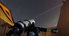 穿过天文台卡斯托尔双筒望远镜前的国际空间站和航天飞机